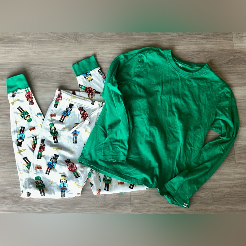 Honest Company Organic Cotton Women’s L PJ Set NWOT Green Soldier Holiday